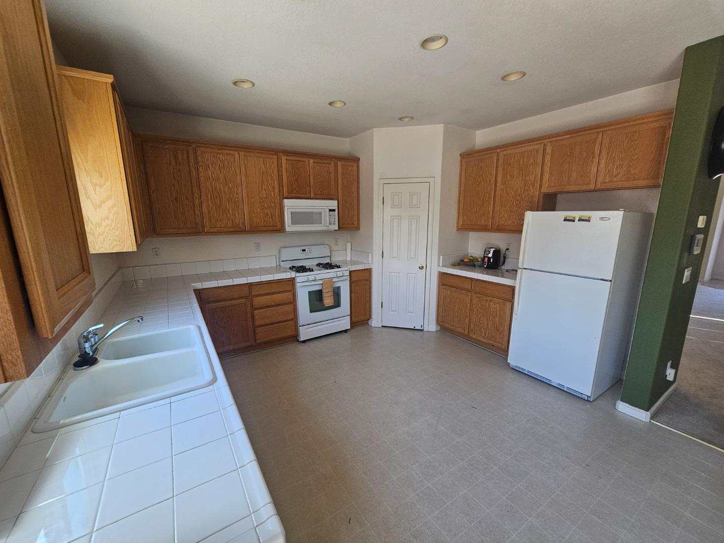 Detail Gallery Image 14 of 36 For 1700 St Charlotte Ln, Modesto,  CA 95358 - 4 Beds | 2/1 Baths