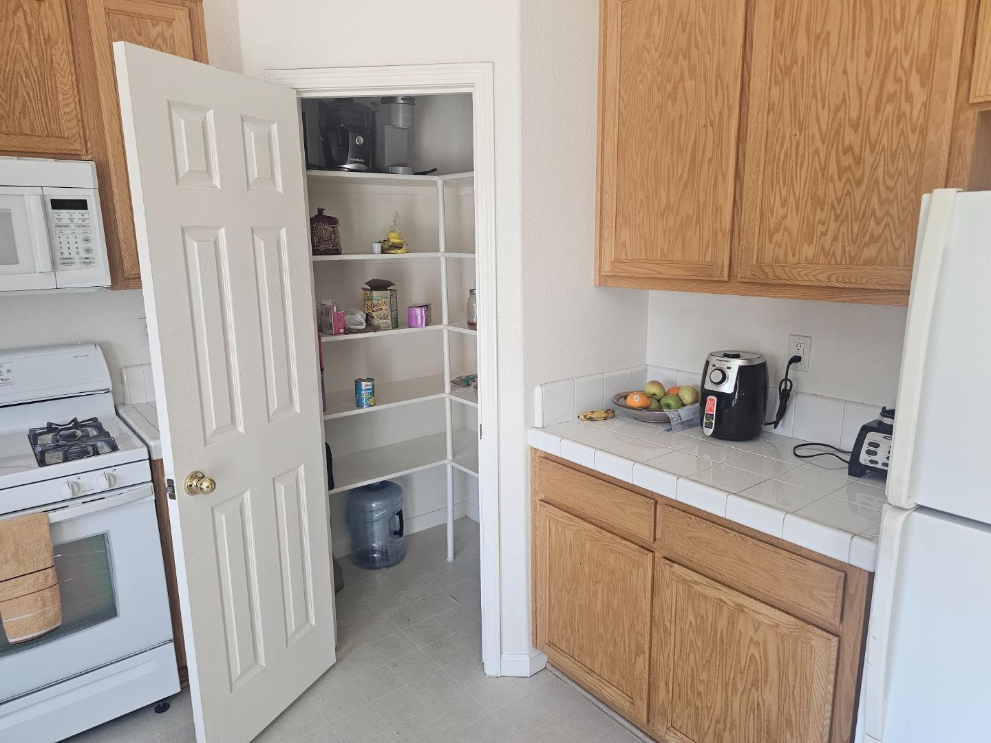 Detail Gallery Image 15 of 36 For 1700 St Charlotte Ln, Modesto,  CA 95358 - 4 Beds | 2/1 Baths