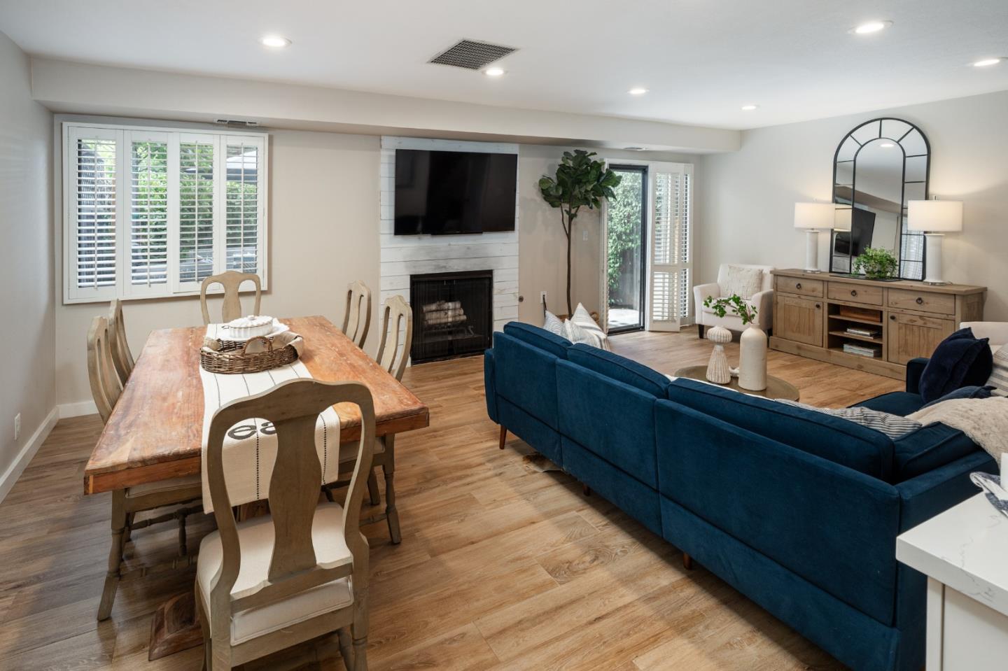 Detail Gallery Image 3 of 26 For 269 Bush St #C,  Mountain View,  CA 94041 - 3 Beds | 2/1 Baths