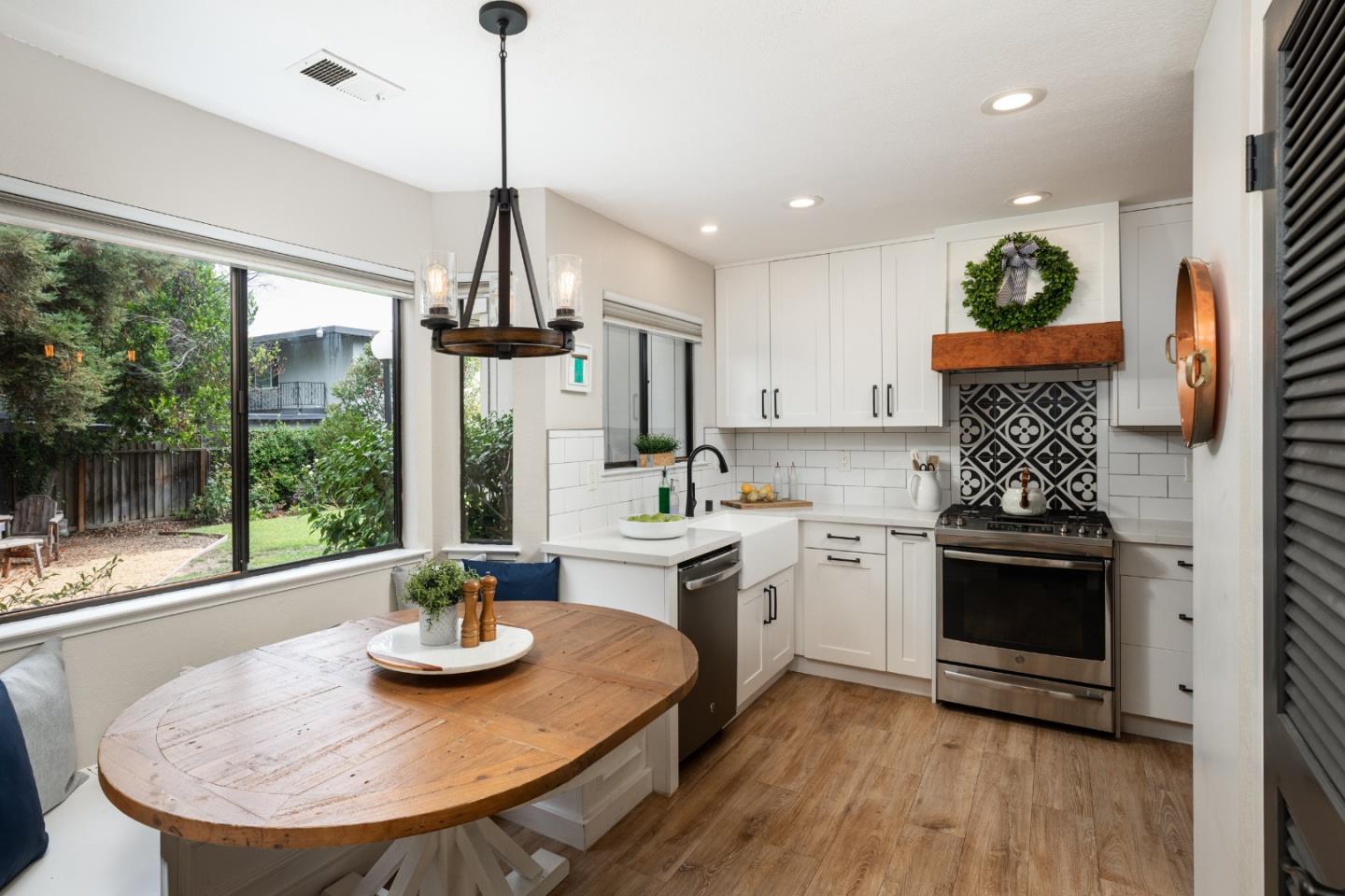 Detail Gallery Image 4 of 26 For 269 Bush St #C,  Mountain View,  CA 94041 - 3 Beds | 2/1 Baths