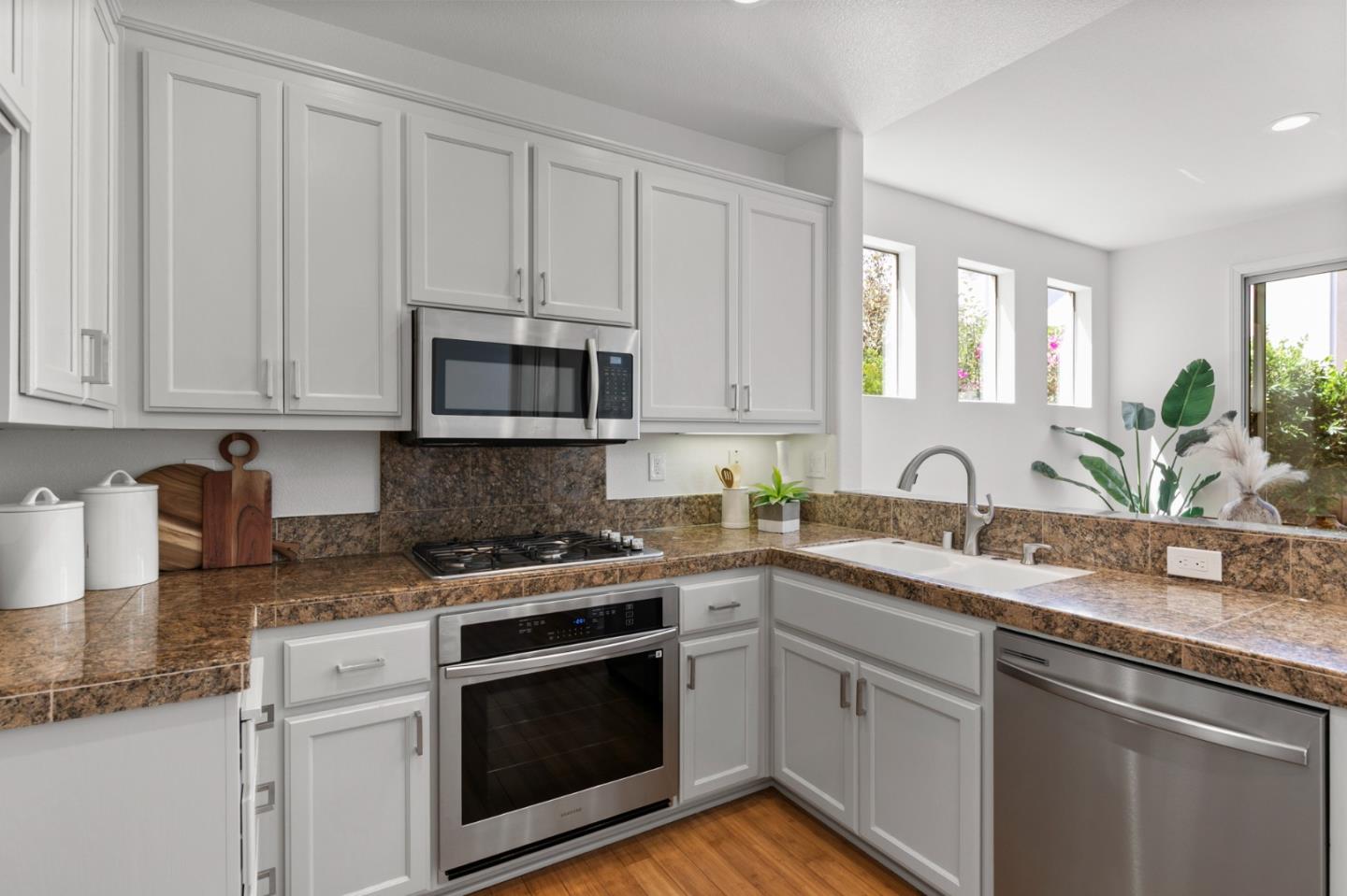 Detail Gallery Image 6 of 17 For 1071 Mckay Dr, San Jose,  CA 95131 - 3 Beds | 2/1 Baths
