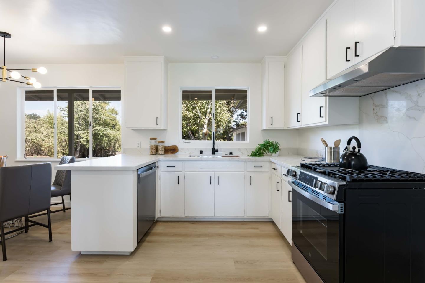 Detail Gallery Image 13 of 28 For 12540 Robleda Rd, Los Altos Hills,  CA 94022 - 3 Beds | 2/1 Baths