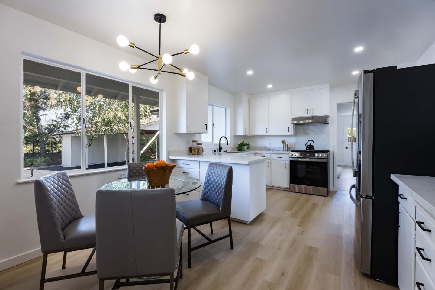 Detail Gallery Image 15 of 28 For 12540 Robleda Rd, Los Altos Hills,  CA 94022 - 3 Beds | 2/1 Baths