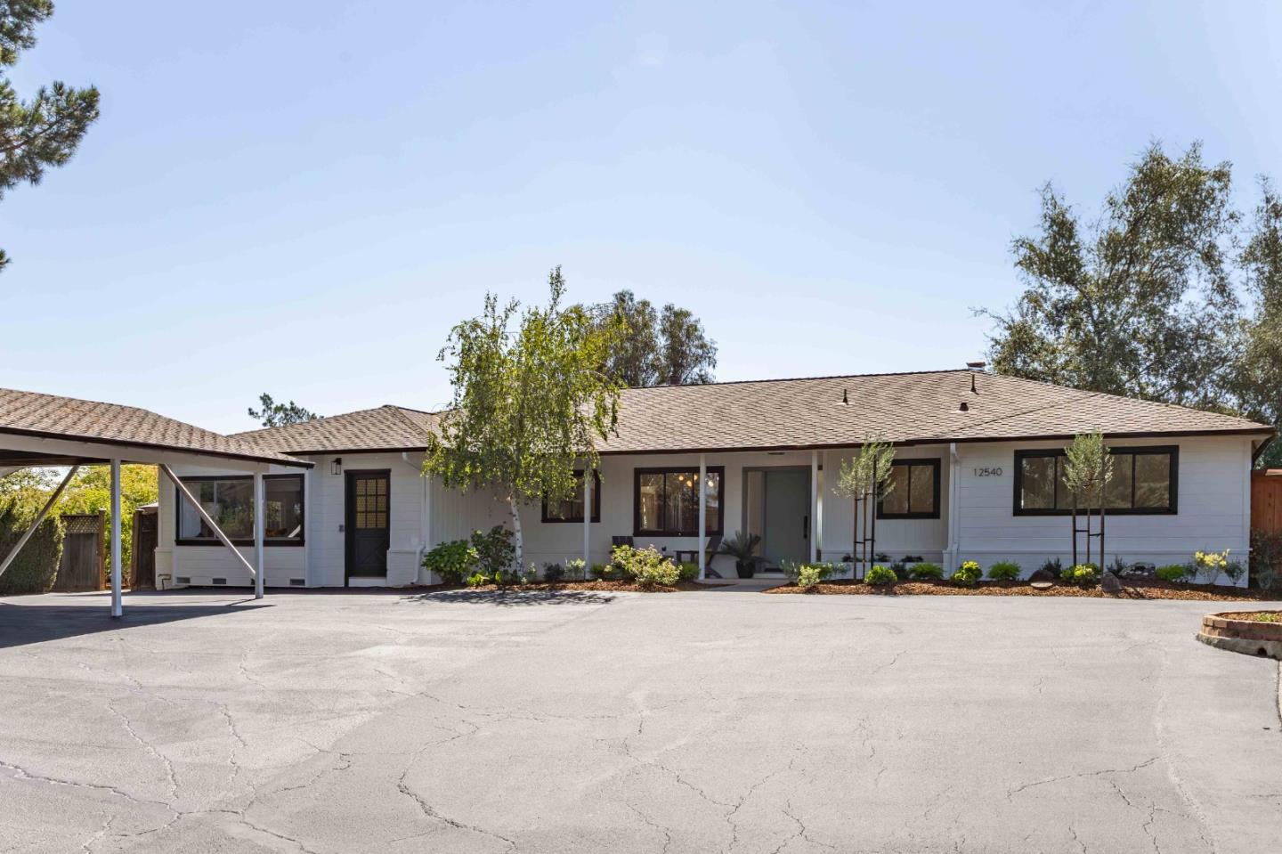 Detail Gallery Image 2 of 28 For 12540 Robleda Rd, Los Altos Hills,  CA 94022 - 3 Beds | 2/1 Baths