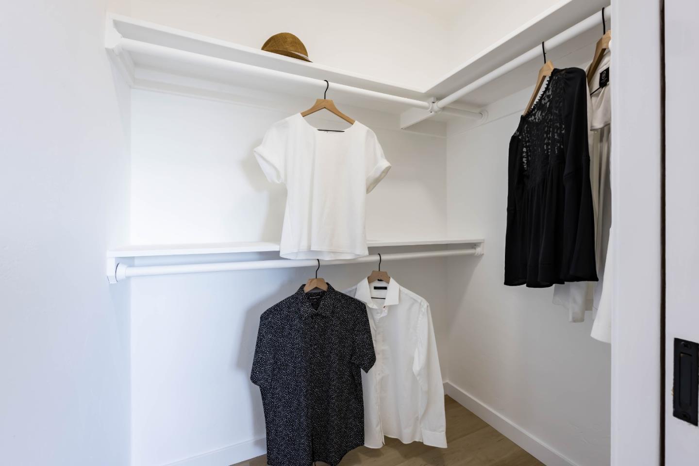 Detail Gallery Image 21 of 28 For 12540 Robleda Rd, Los Altos Hills,  CA 94022 - 3 Beds | 2/1 Baths