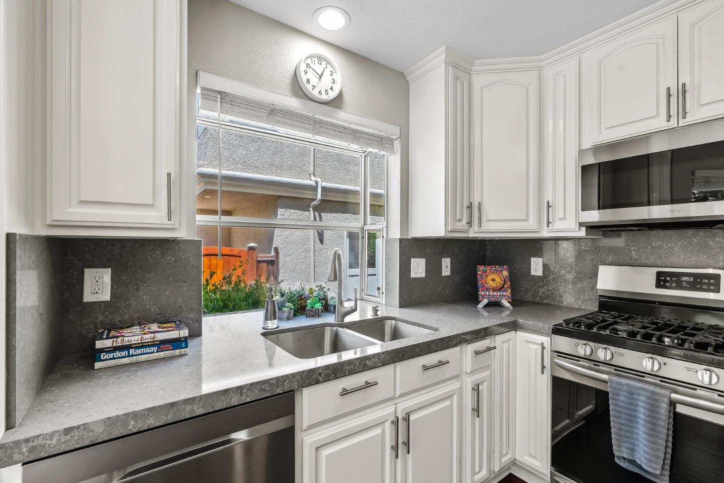Detail Gallery Image 14 of 41 For 308 Sidesaddle Cir, Scotts Valley,  CA 95066 - 3 Beds | 2/1 Baths