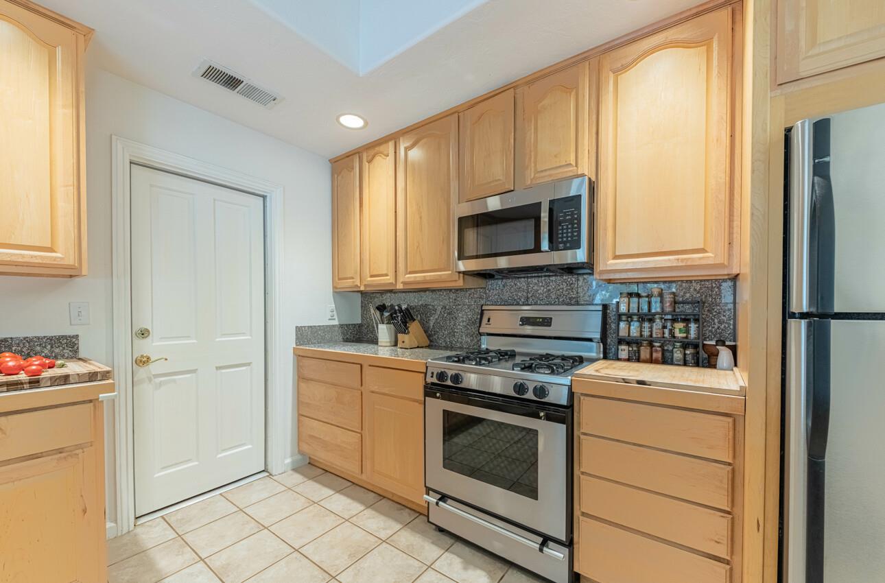 Detail Gallery Image 14 of 30 For 22585 Toreador Dr, Salinas,  CA 93908 - 3 Beds | 2 Baths