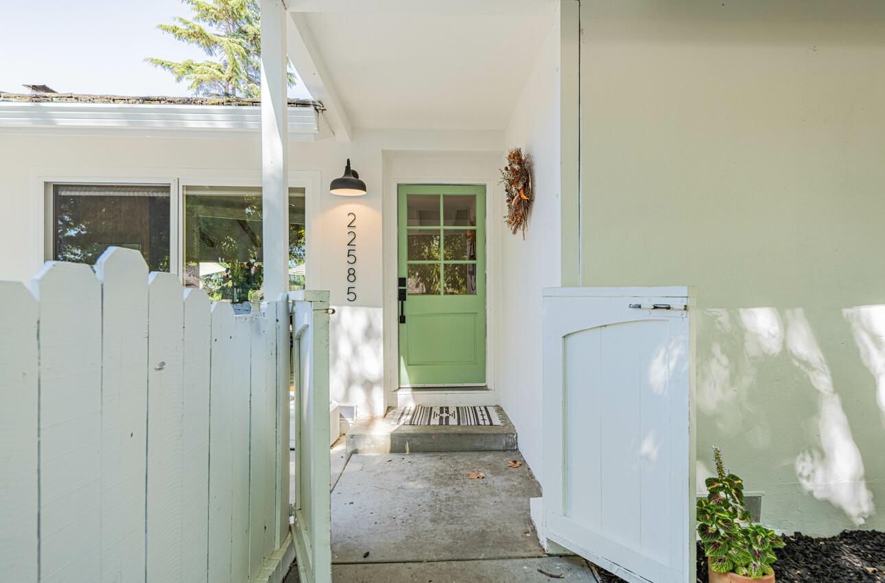 Detail Gallery Image 4 of 30 For 22585 Toreador Dr, Salinas,  CA 93908 - 3 Beds | 2 Baths
