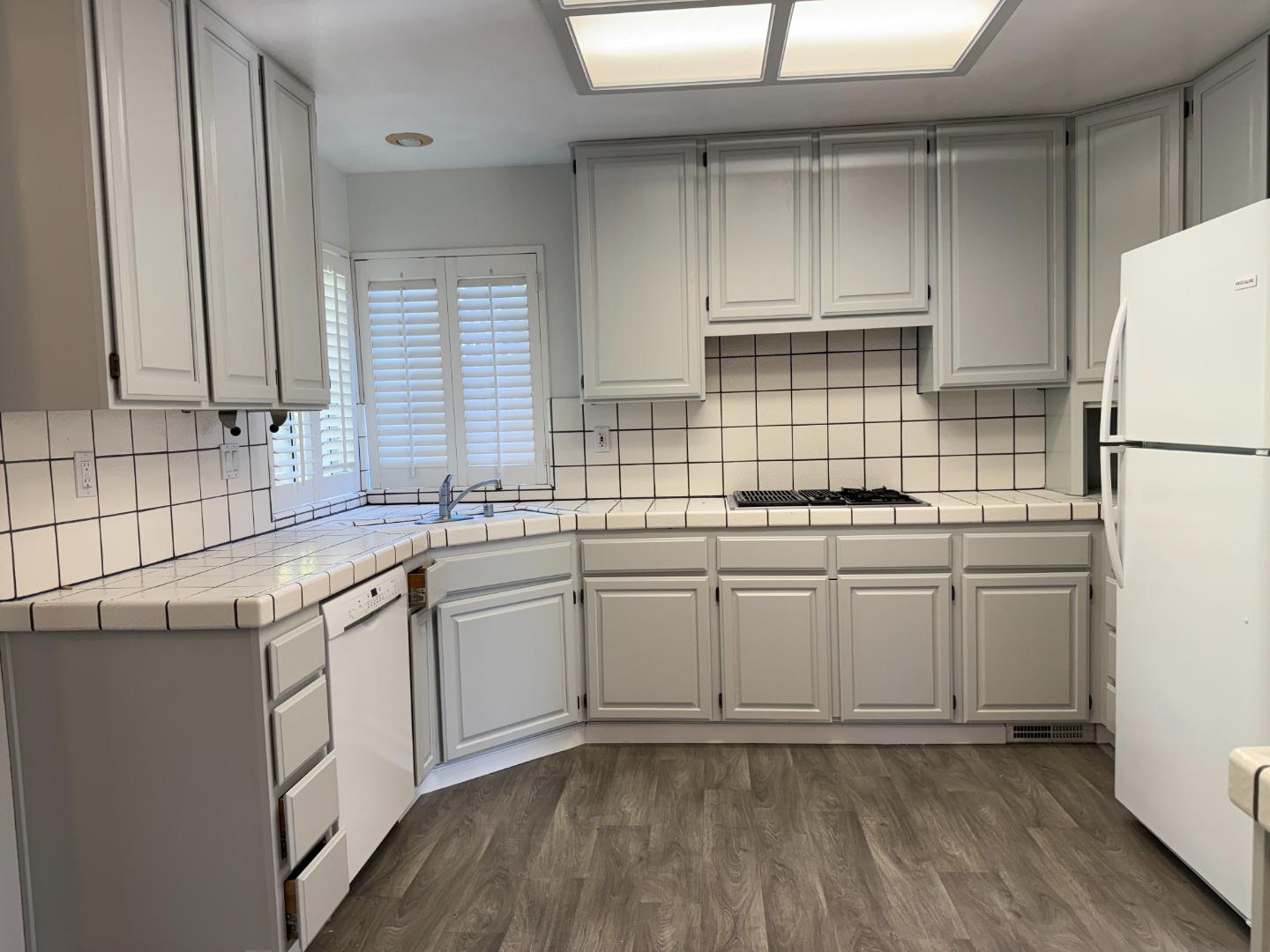 Detail Gallery Image 4 of 16 For 341 Clifton Ave, San Carlos,  CA 94070 - 3 Beds | 2/1 Baths