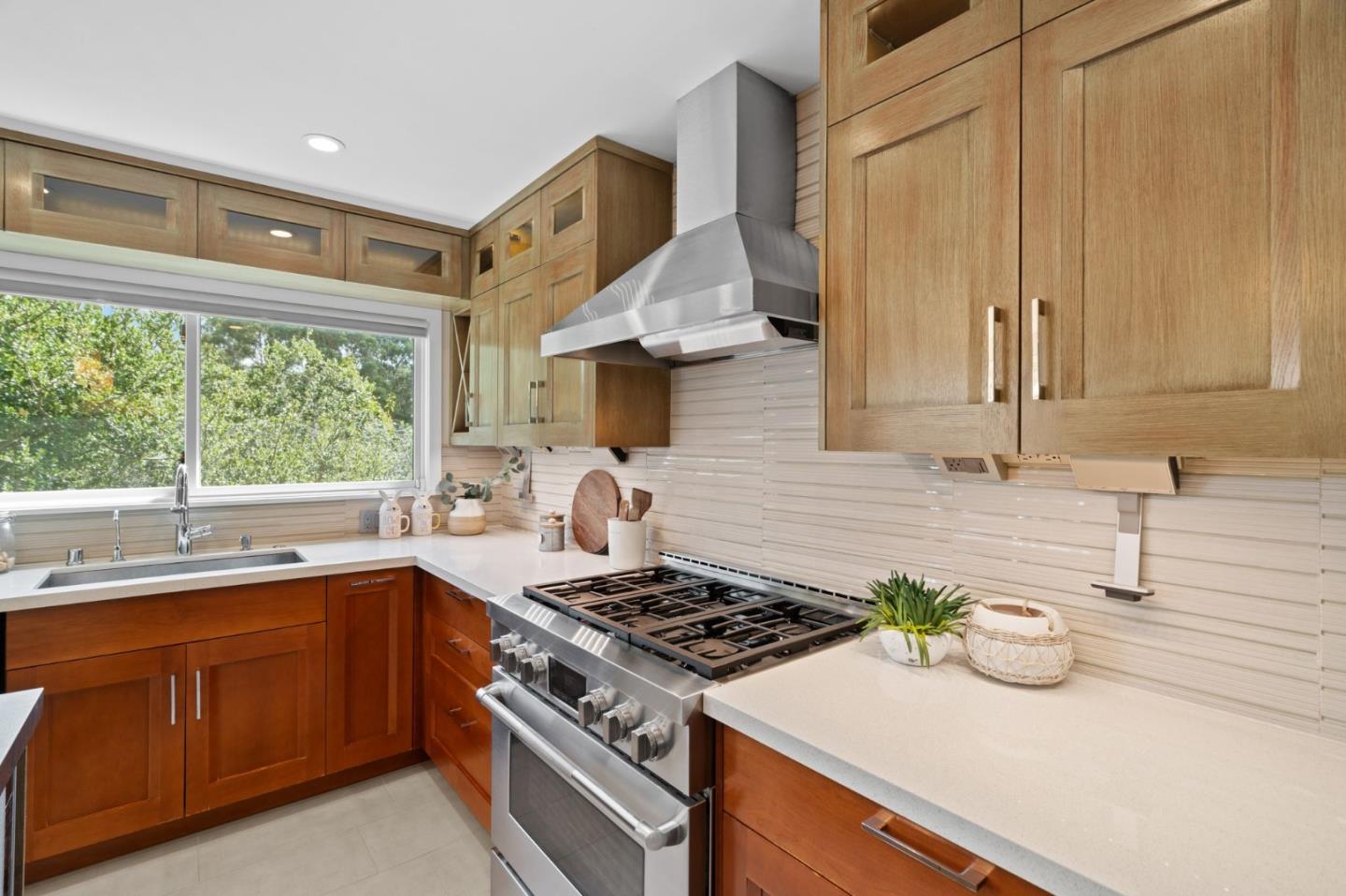 Detail Gallery Image 6 of 44 For 43 Aura Vis, Millbrae,  CA 94030 - 3 Beds | 4 Baths