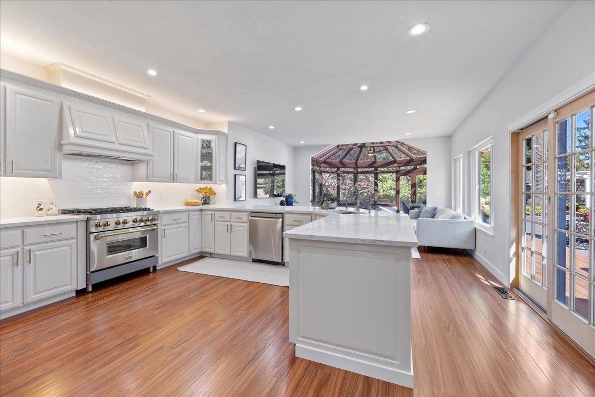 Detail Gallery Image 3 of 36 For 1860 Leigh Ave, San Jose,  CA 95125 - 4 Beds | 2/1 Baths