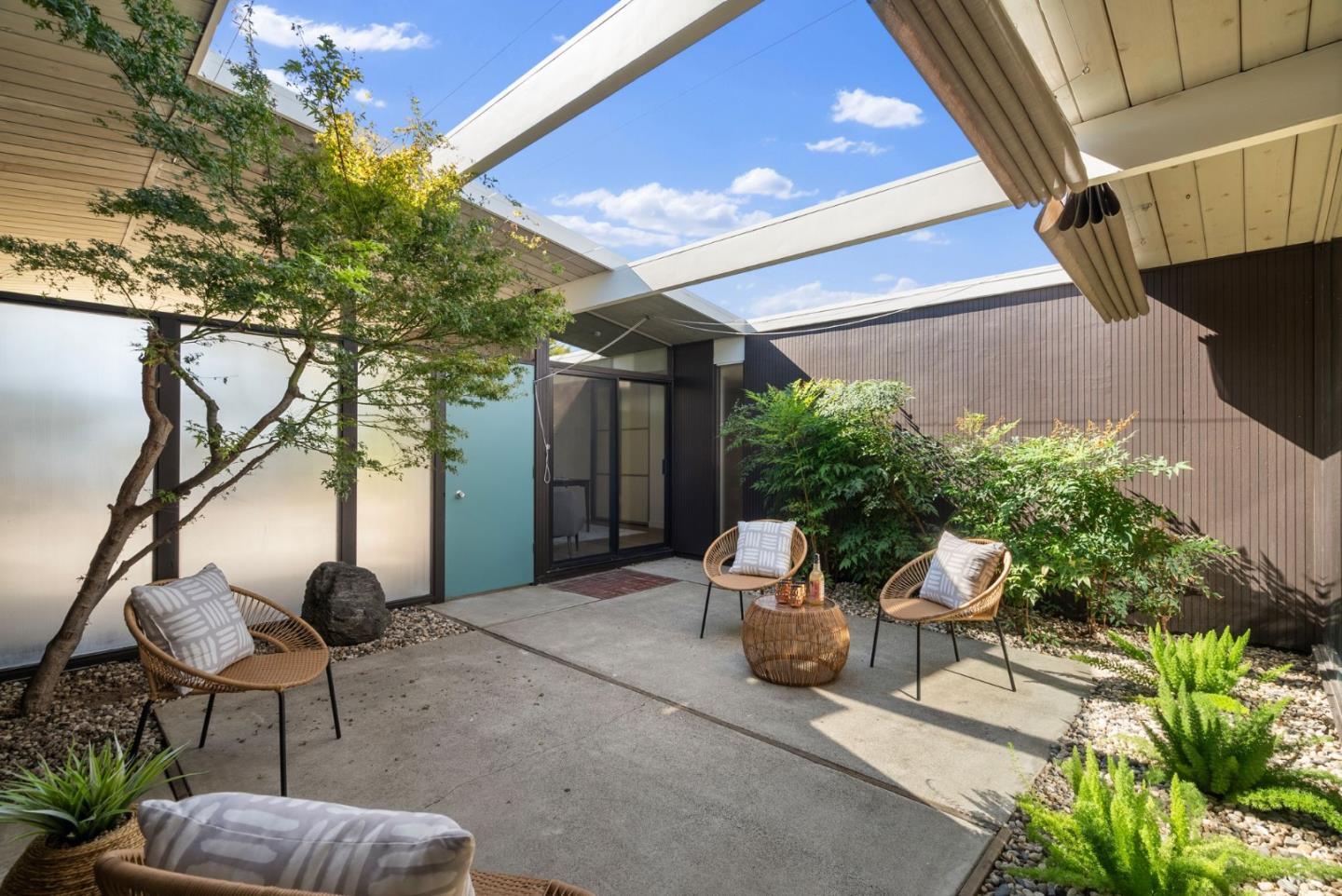 Detail Gallery Image 14 of 39 For 1464 Kingfisher Way, Sunnyvale,  CA 94087 - 4 Beds | 2 Baths