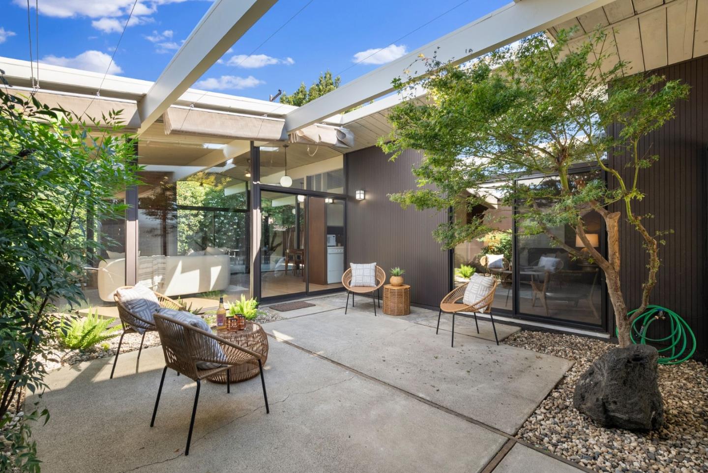 Detail Gallery Image 3 of 39 For 1464 Kingfisher Way, Sunnyvale,  CA 94087 - 4 Beds | 2 Baths