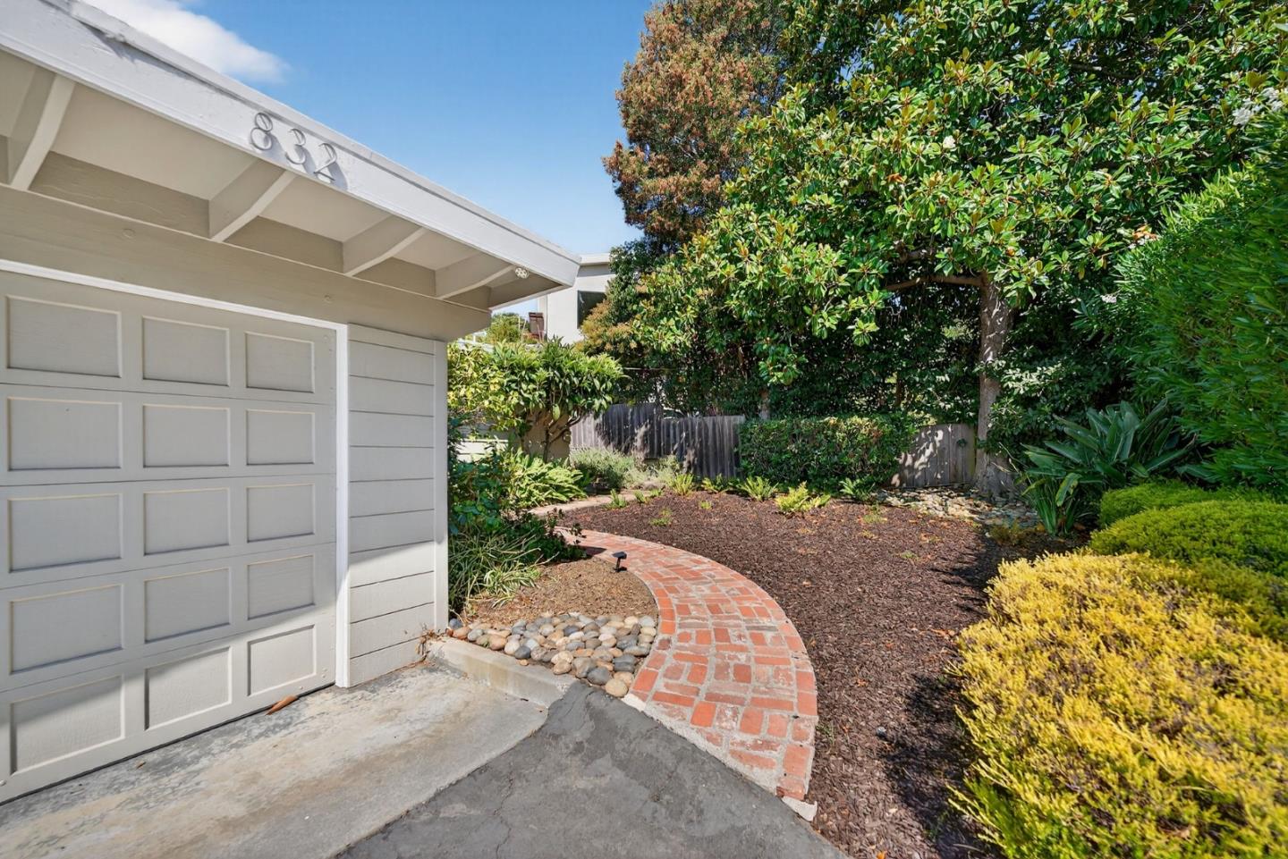 Detail Gallery Image 4 of 43 For 832 Holly Rd, Belmont,  CA 94002 - 3 Beds | 2 Baths