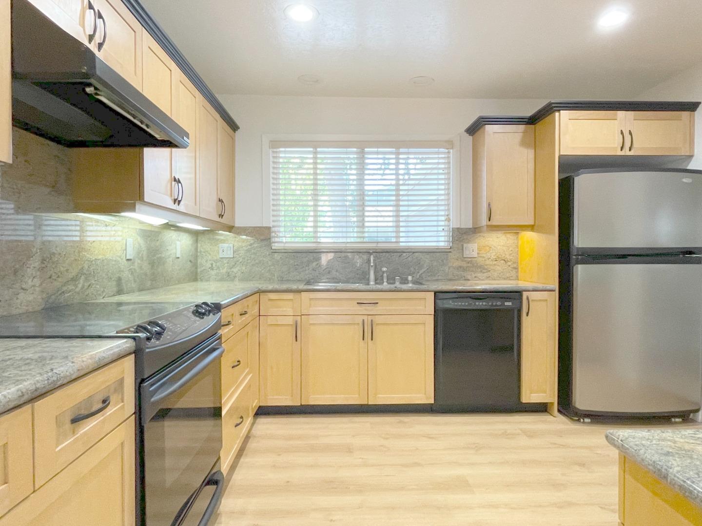 Detail Gallery Image 3 of 19 For 1369 Yukon Ter, Sunnyvale,  CA 94087 - 3 Beds | 2/1 Baths