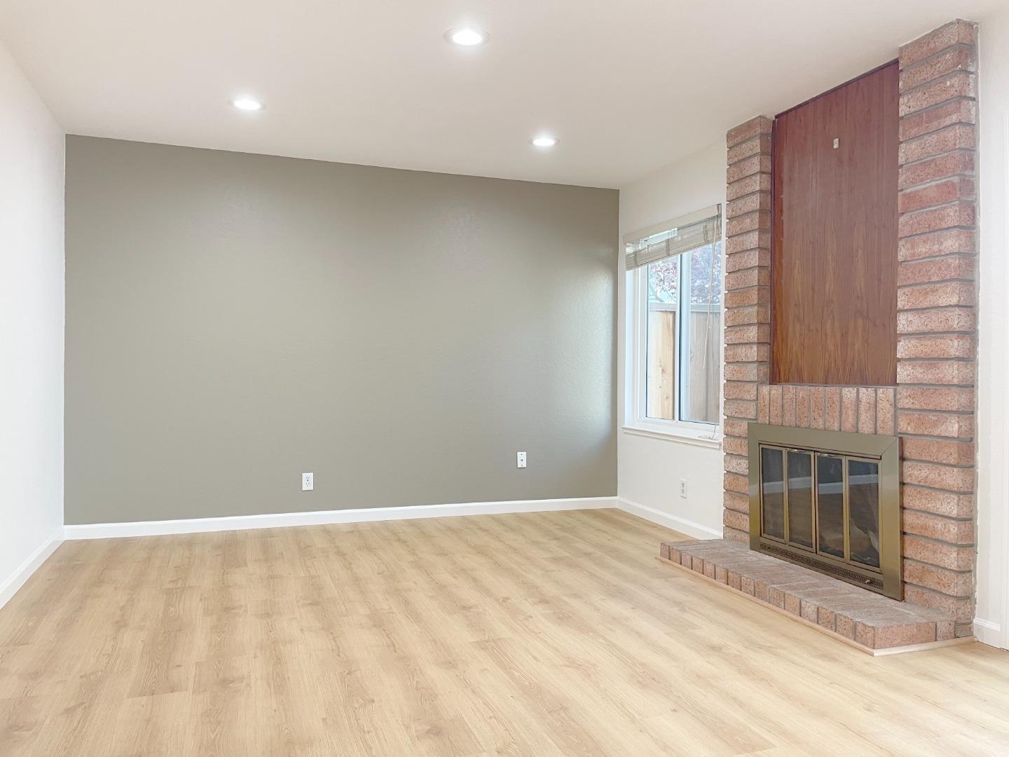 Detail Gallery Image 5 of 19 For 1369 Yukon Ter, Sunnyvale,  CA 94087 - 3 Beds | 2/1 Baths