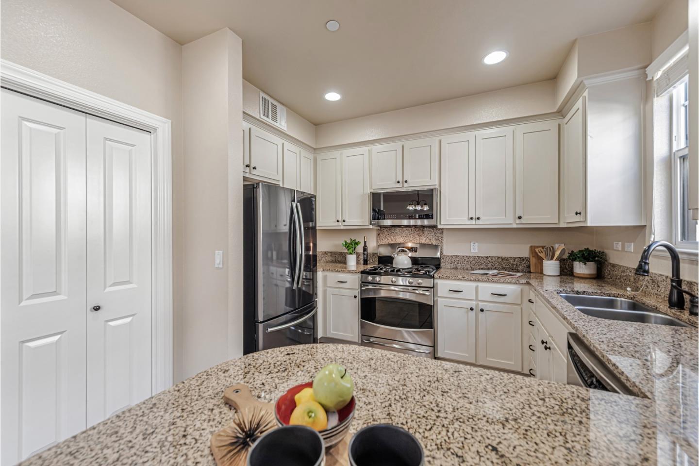 Detail Gallery Image 20 of 52 For 192 Barranca Ter, Sunnyvale,  CA 94086 - 3 Beds | 2/1 Baths