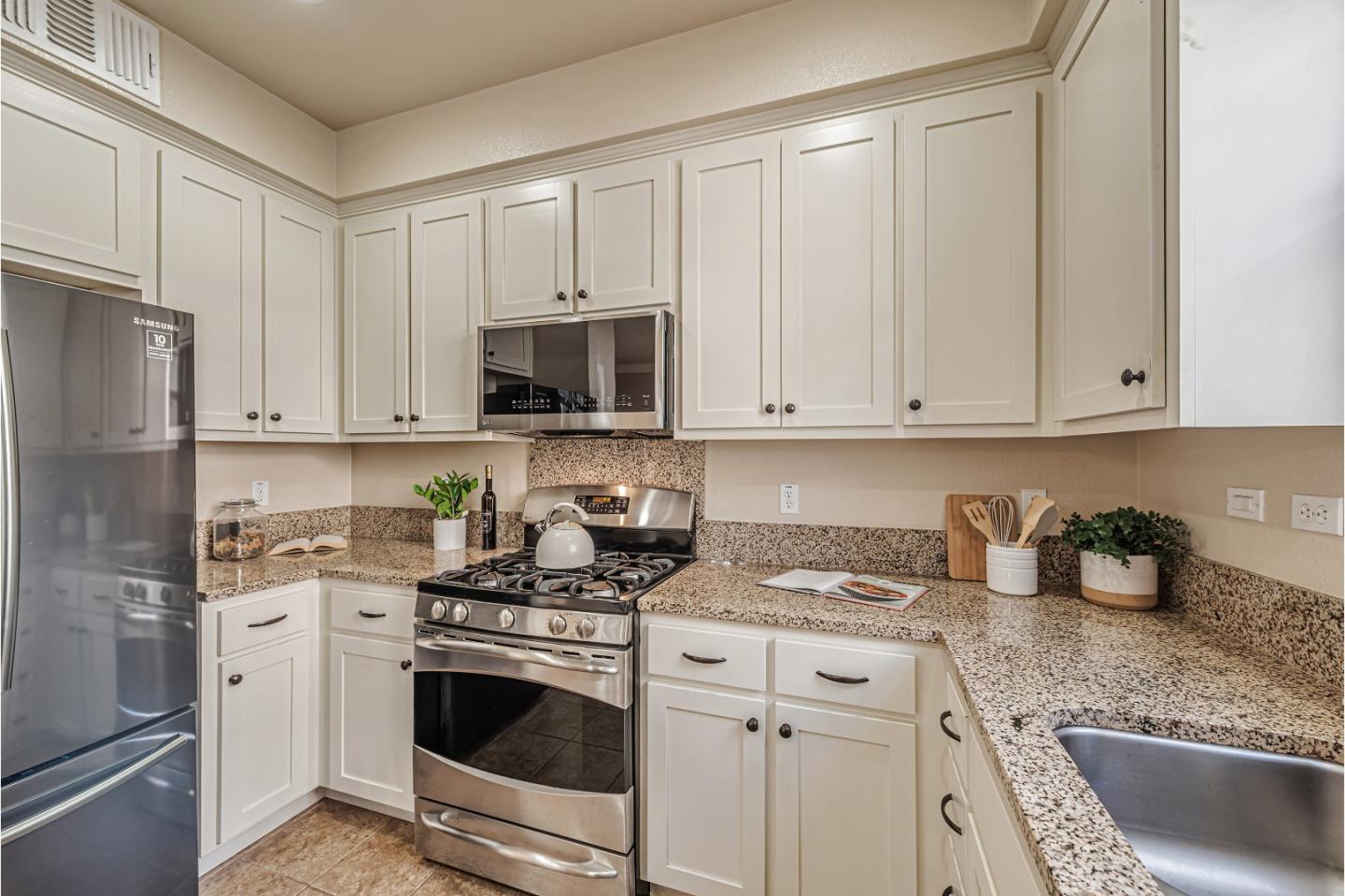 Detail Gallery Image 21 of 52 For 192 Barranca Ter, Sunnyvale,  CA 94086 - 3 Beds | 2/1 Baths