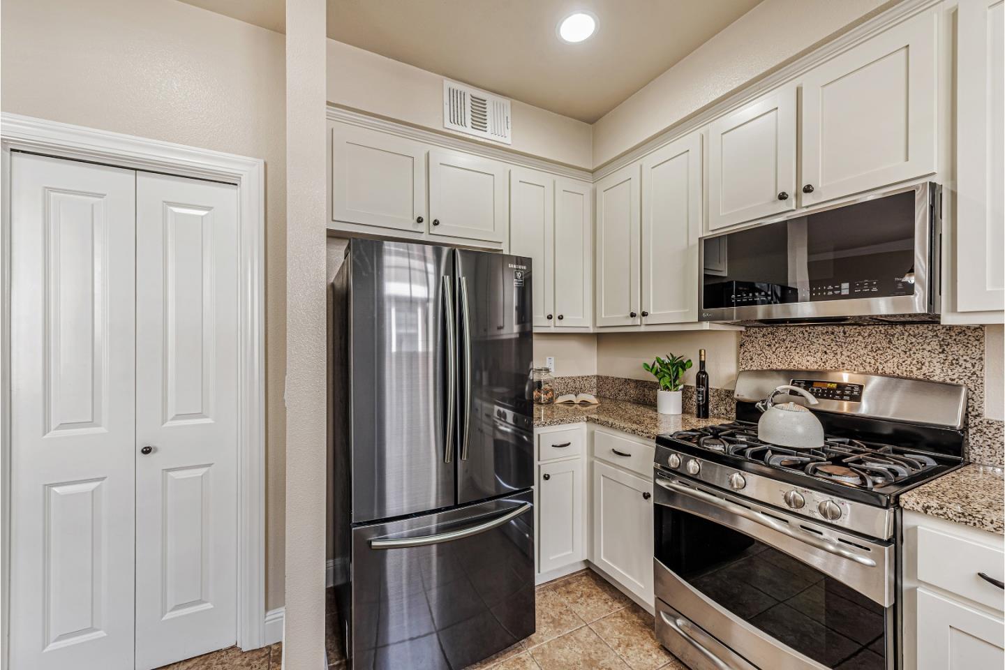 Detail Gallery Image 23 of 52 For 192 Barranca Ter, Sunnyvale,  CA 94086 - 3 Beds | 2/1 Baths