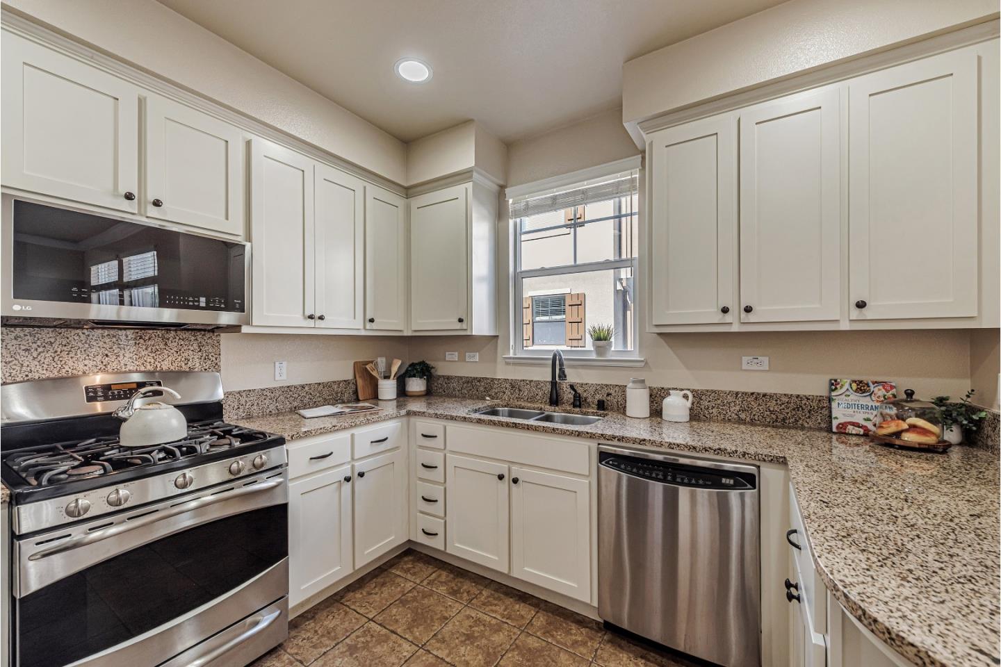 Detail Gallery Image 24 of 52 For 192 Barranca Ter, Sunnyvale,  CA 94086 - 3 Beds | 2/1 Baths