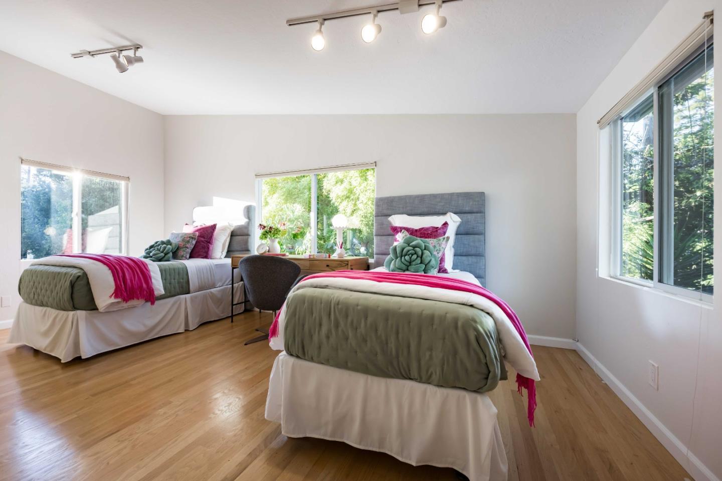 Detail Gallery Image 22 of 34 For 653 Wildwood Ln, Palo Alto,  CA 94303 - 6 Beds | 4 Baths