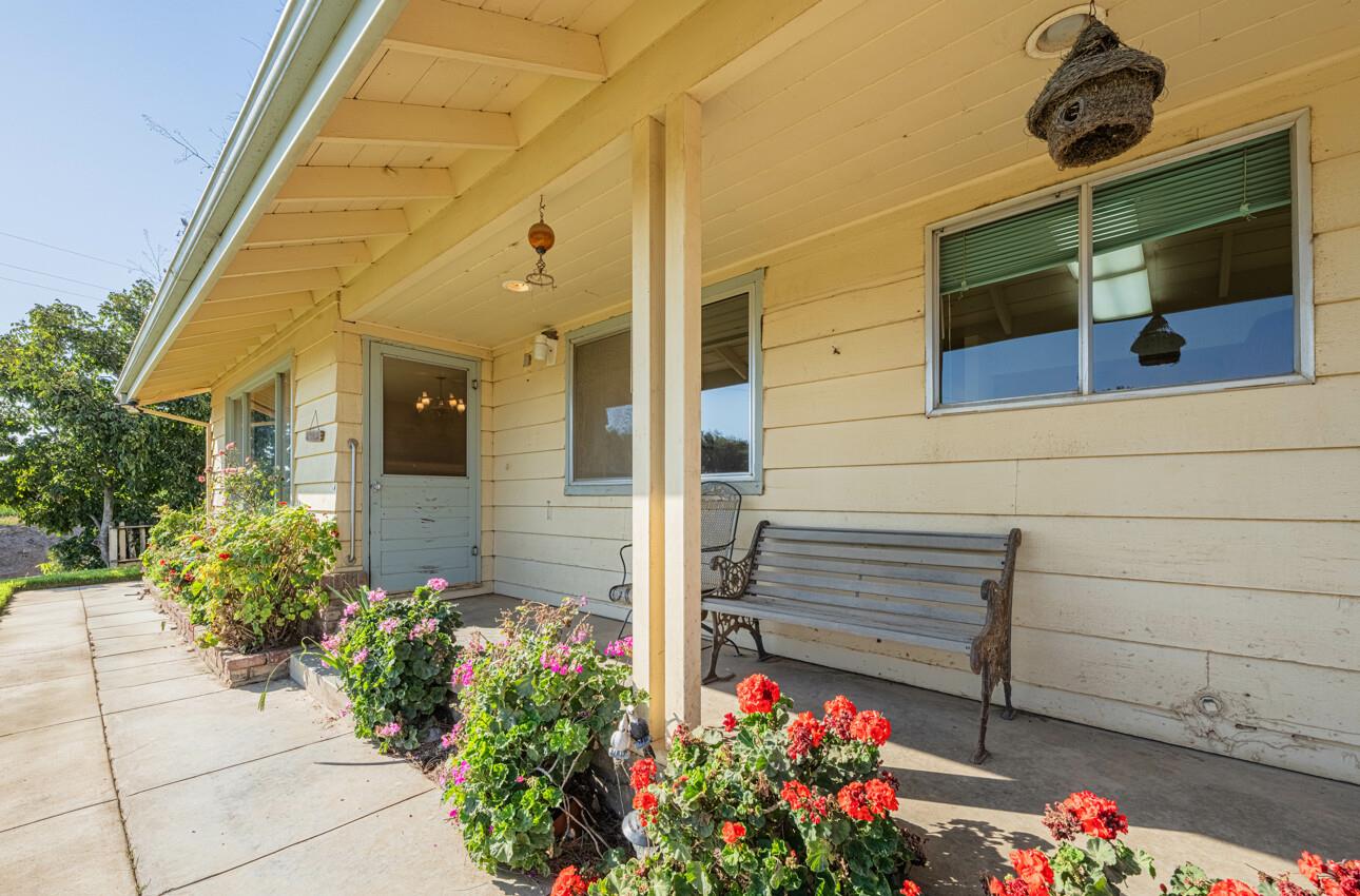 Detail Gallery Image 5 of 54 For 37600 Paraiso Springs Rd, Soledad,  CA 93960 - 3 Beds | 1/1 Baths