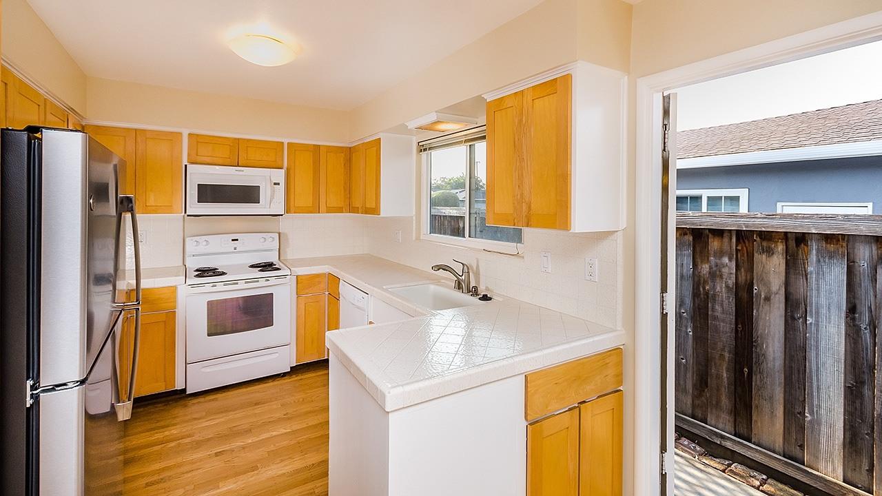Detail Gallery Image 7 of 19 For 826 Orange Ave, Sunnyvale,  CA 94087 - 3 Beds | 2 Baths