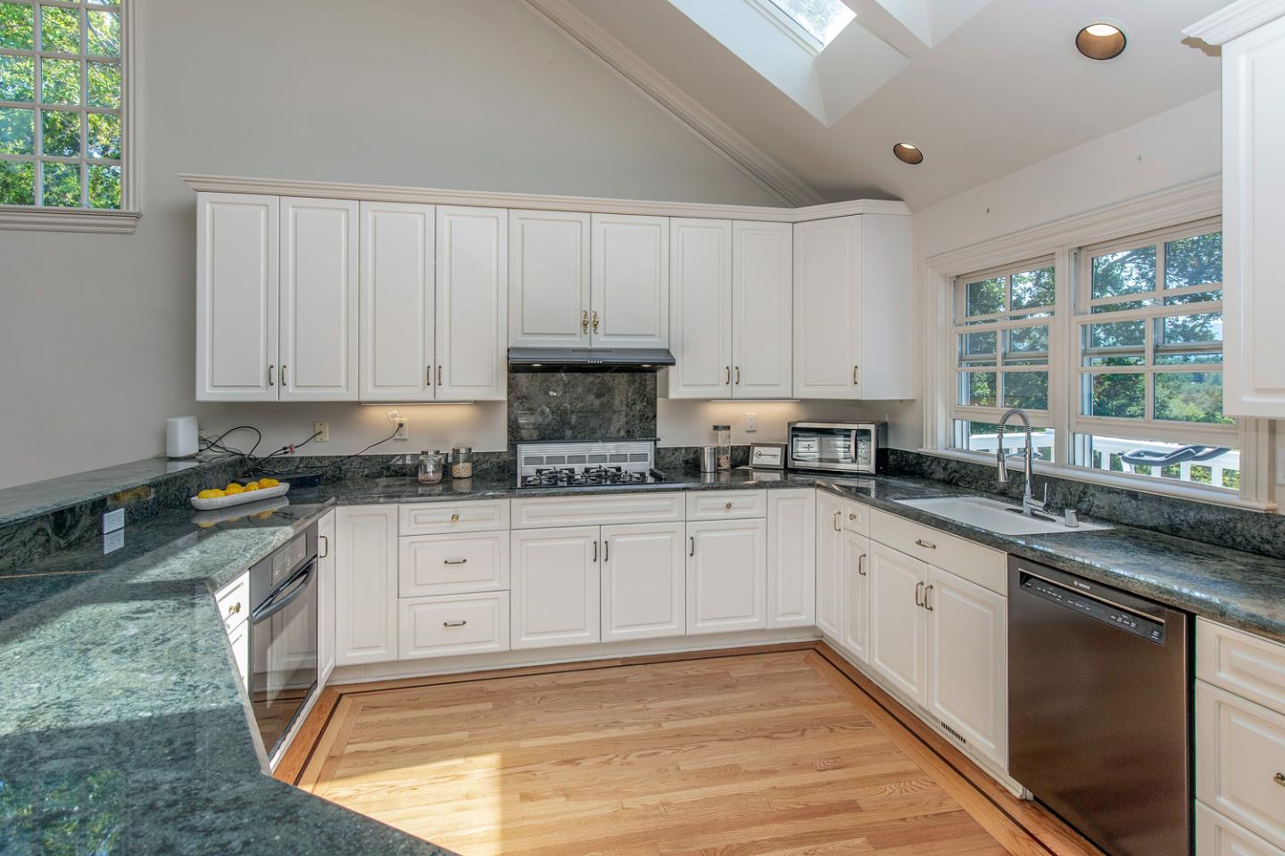 Detail Gallery Image 6 of 29 For 129 Hillside Dr, Woodside,  CA 94062 - 4 Beds | 2/1 Baths