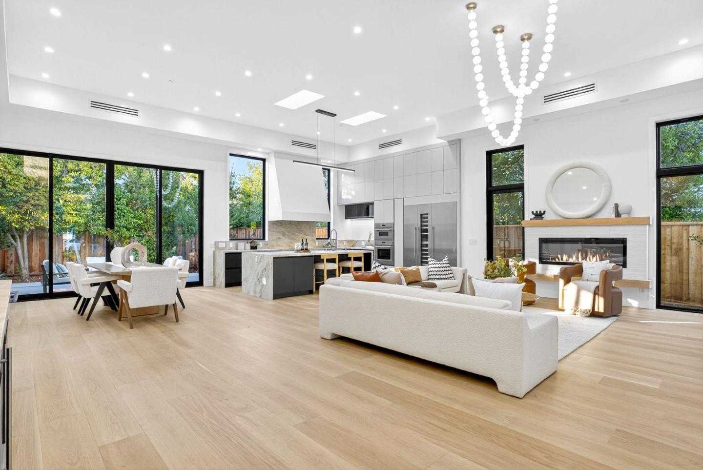 Detail Gallery Image 3 of 32 For 769 Allen Ct, Palo Alto,  CA 94303 - 5 Beds | 5/1 Baths