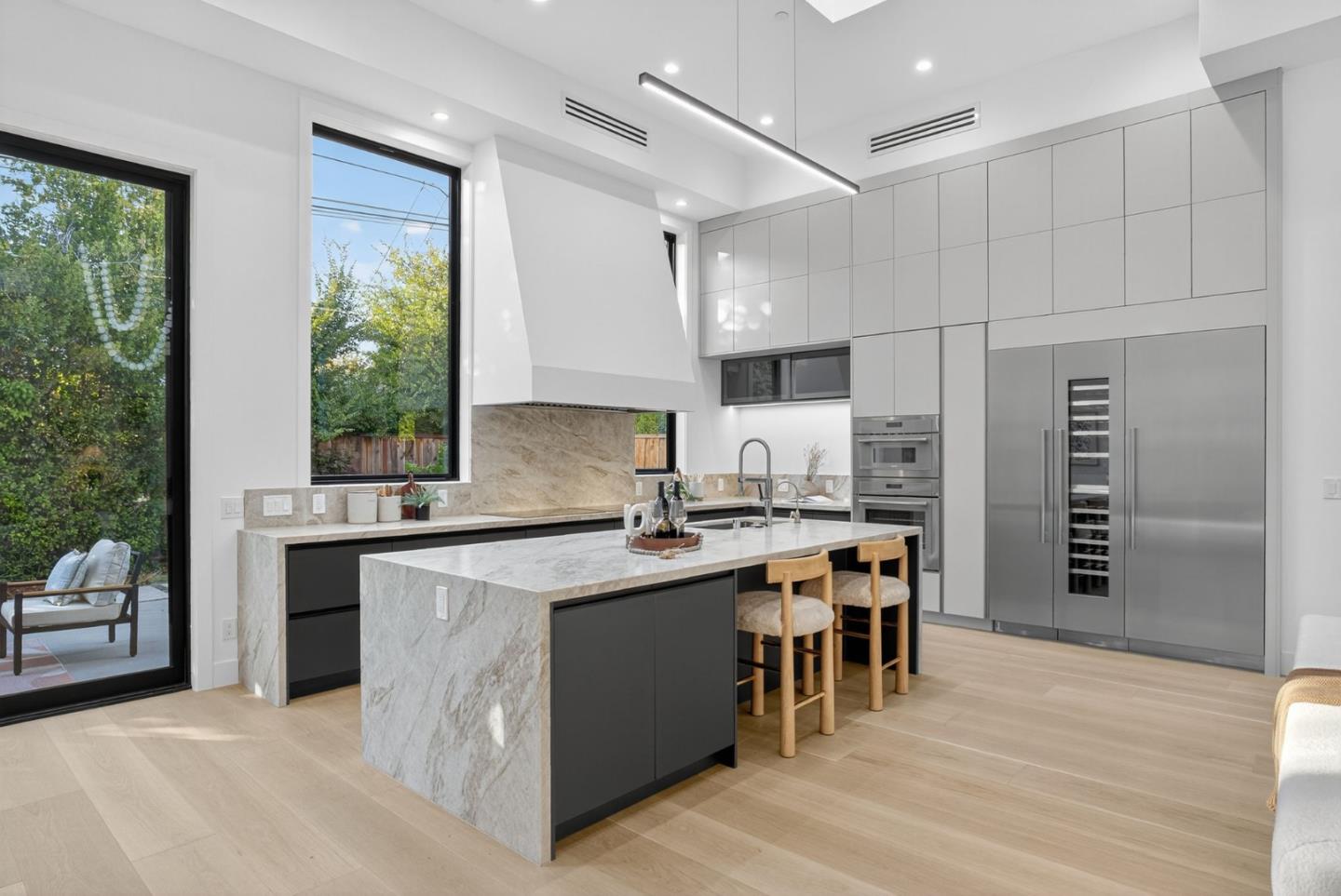 Detail Gallery Image 7 of 32 For 769 Allen Ct, Palo Alto,  CA 94303 - 5 Beds | 5/1 Baths