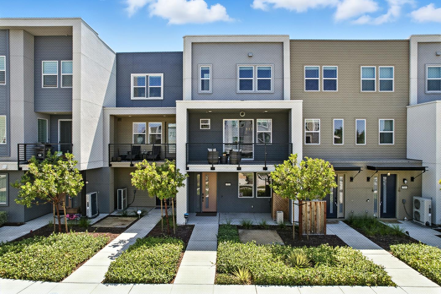 Detail Gallery Image 2 of 51 For 5713 Immersion Loop, San Jose,  CA 95119 - 3 Beds | 3/1 Baths