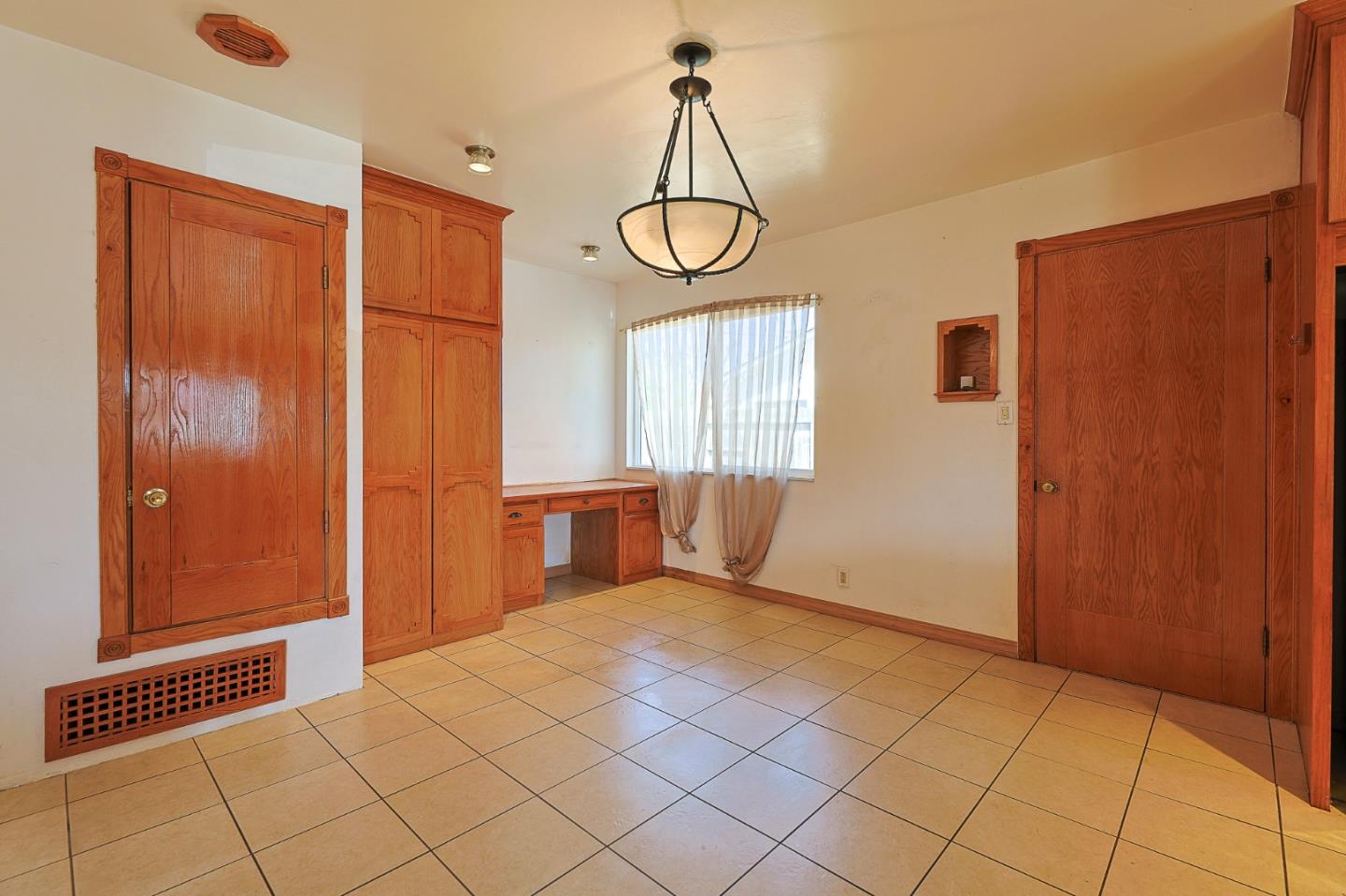 Detail Gallery Image 6 of 20 For 216 Crescent, Salinas,  CA 93906 - 3 Beds | 1/1 Baths