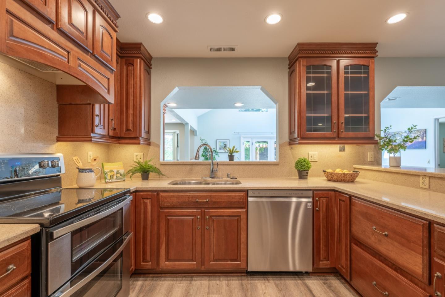 Detail Gallery Image 10 of 47 For 405 Paradise Rd, Salinas,  CA 93907 - 4 Beds | 3 Baths