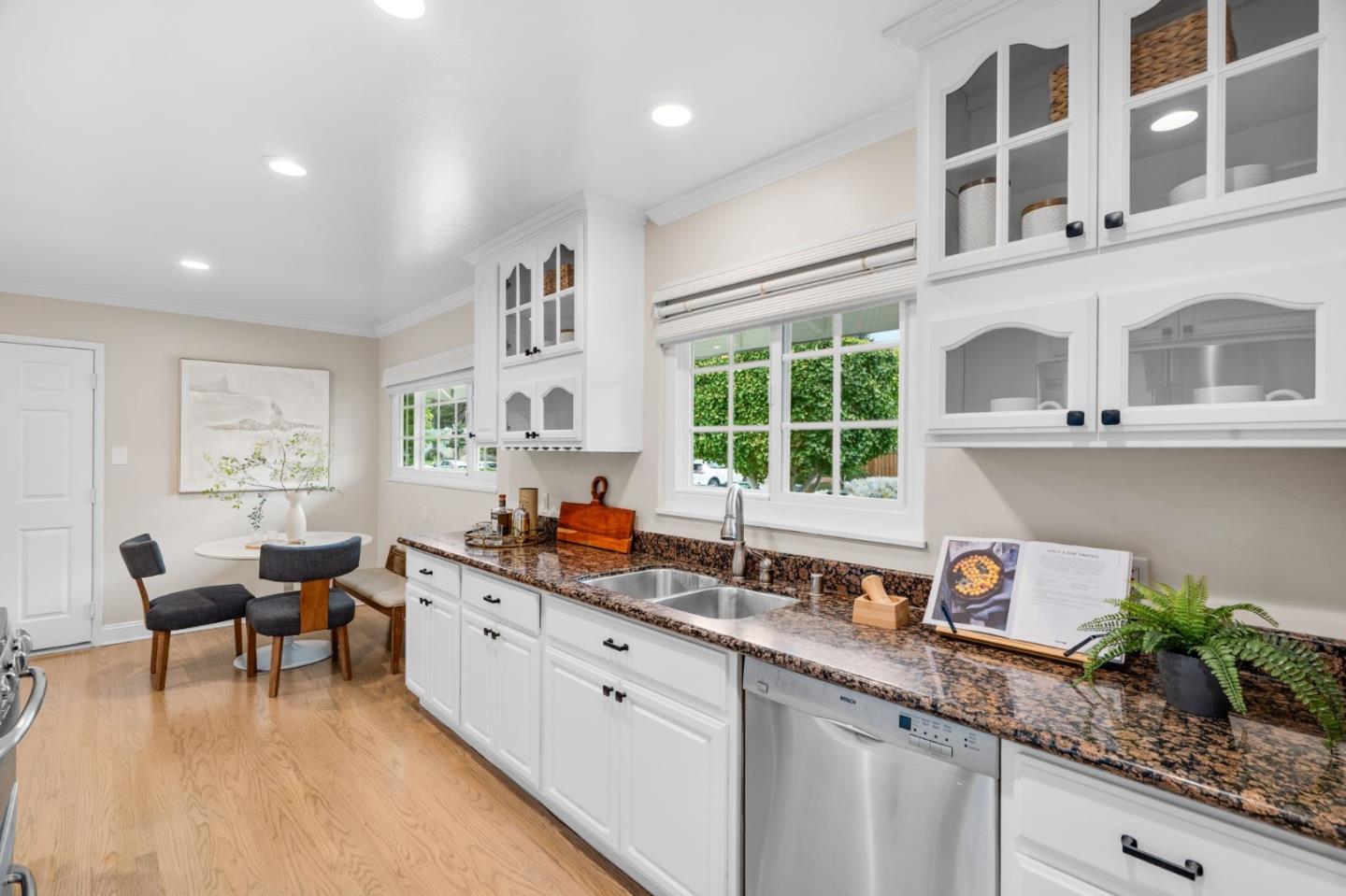 Detail Gallery Image 10 of 34 For 1709 Peartree Ln, Mountain View,  CA 94040 - 4 Beds | 3 Baths