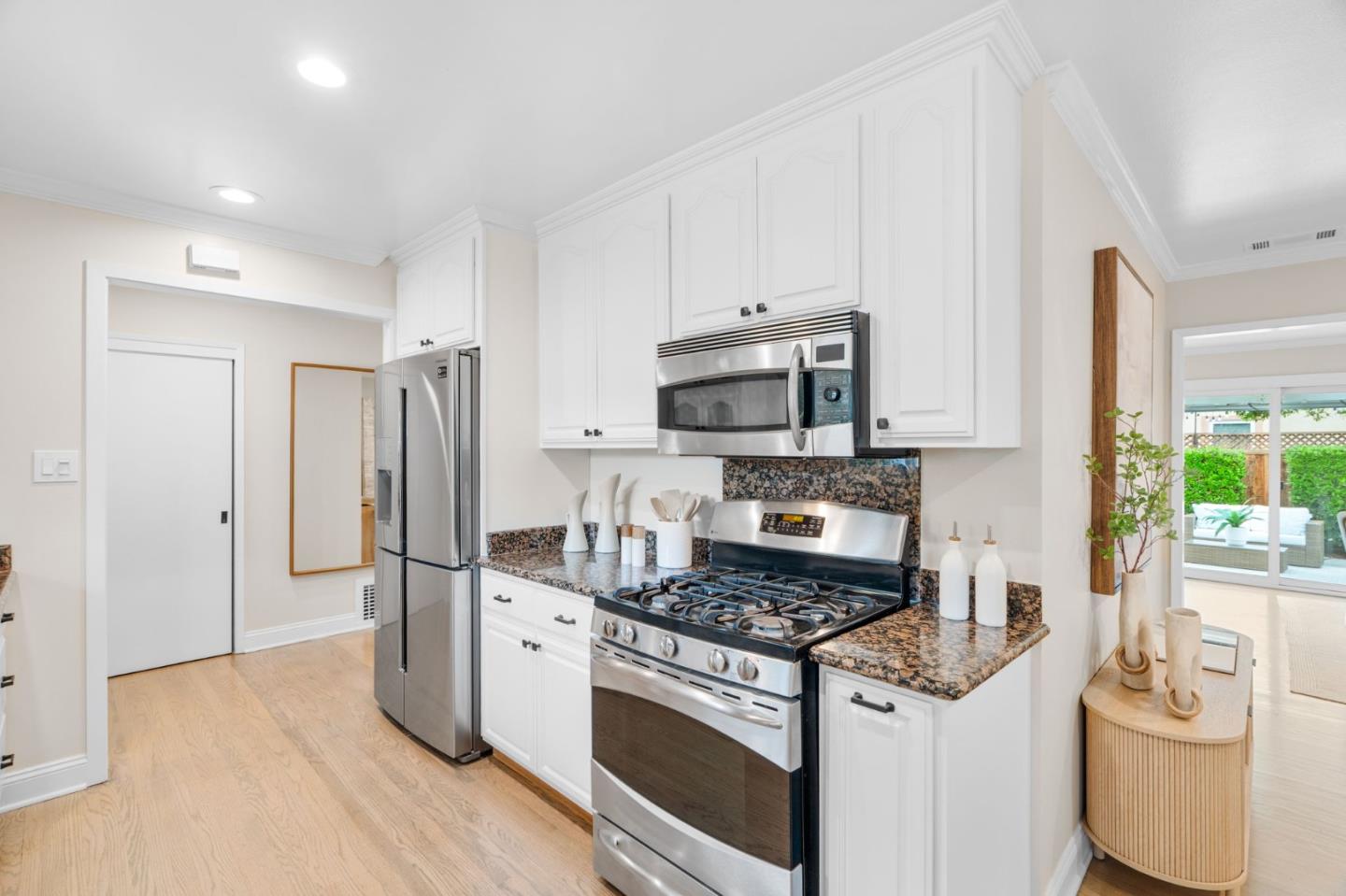 Detail Gallery Image 11 of 34 For 1709 Peartree Ln, Mountain View,  CA 94040 - 4 Beds | 3 Baths