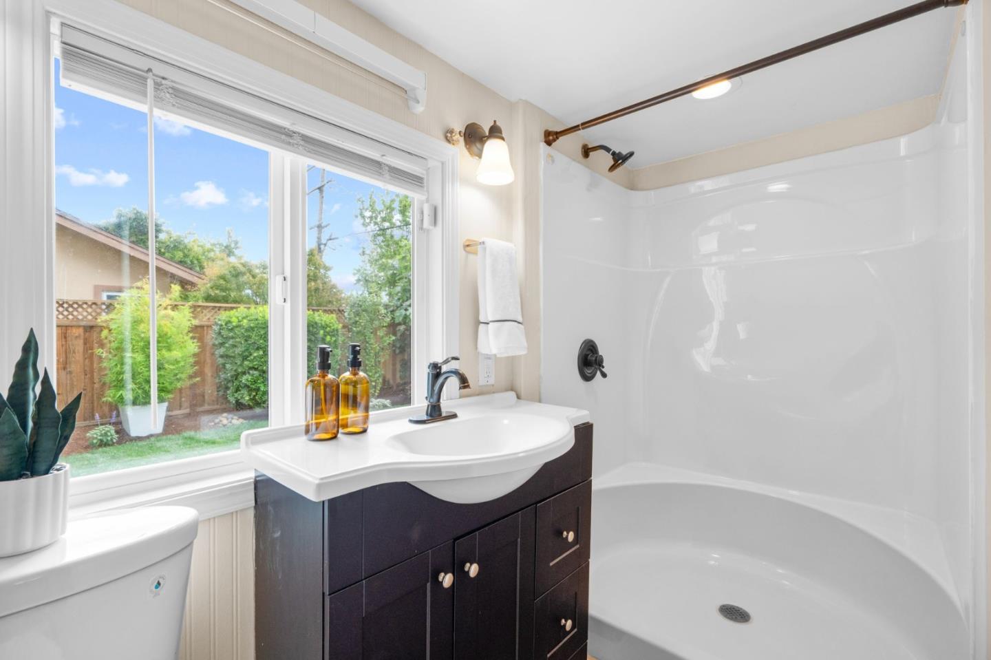 Detail Gallery Image 26 of 34 For 1709 Peartree Ln, Mountain View,  CA 94040 - 4 Beds | 3 Baths