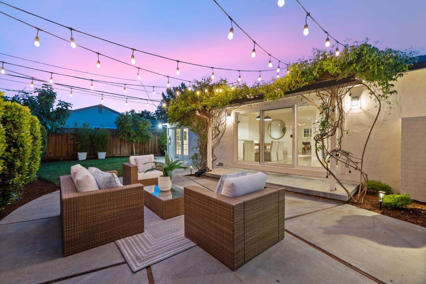 Detail Gallery Image 29 of 34 For 1709 Peartree Ln, Mountain View,  CA 94040 - 4 Beds | 3 Baths