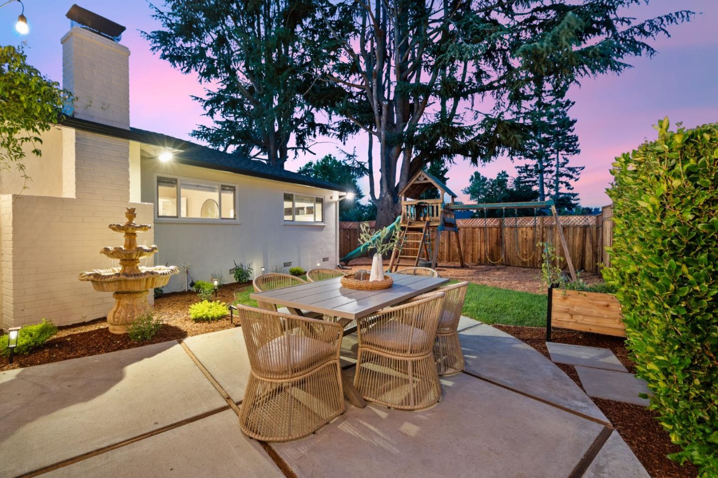Detail Gallery Image 30 of 34 For 1709 Peartree Ln, Mountain View,  CA 94040 - 4 Beds | 3 Baths