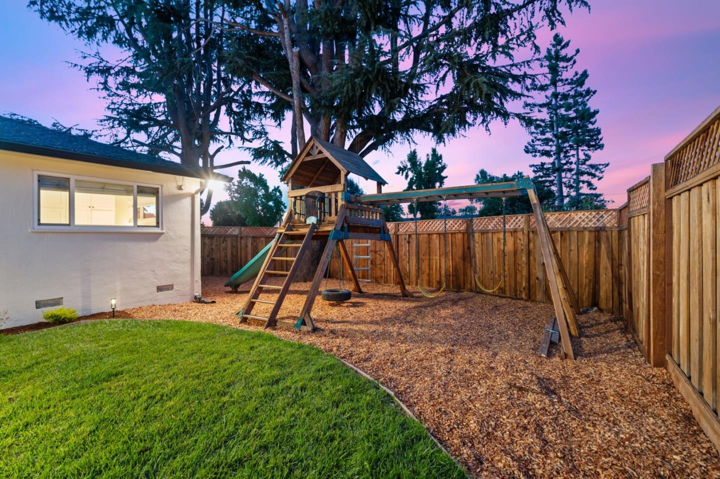 Detail Gallery Image 31 of 34 For 1709 Peartree Ln, Mountain View,  CA 94040 - 4 Beds | 3 Baths