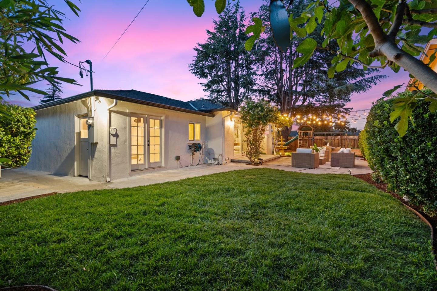 Detail Gallery Image 32 of 34 For 1709 Peartree Ln, Mountain View,  CA 94040 - 4 Beds | 3 Baths