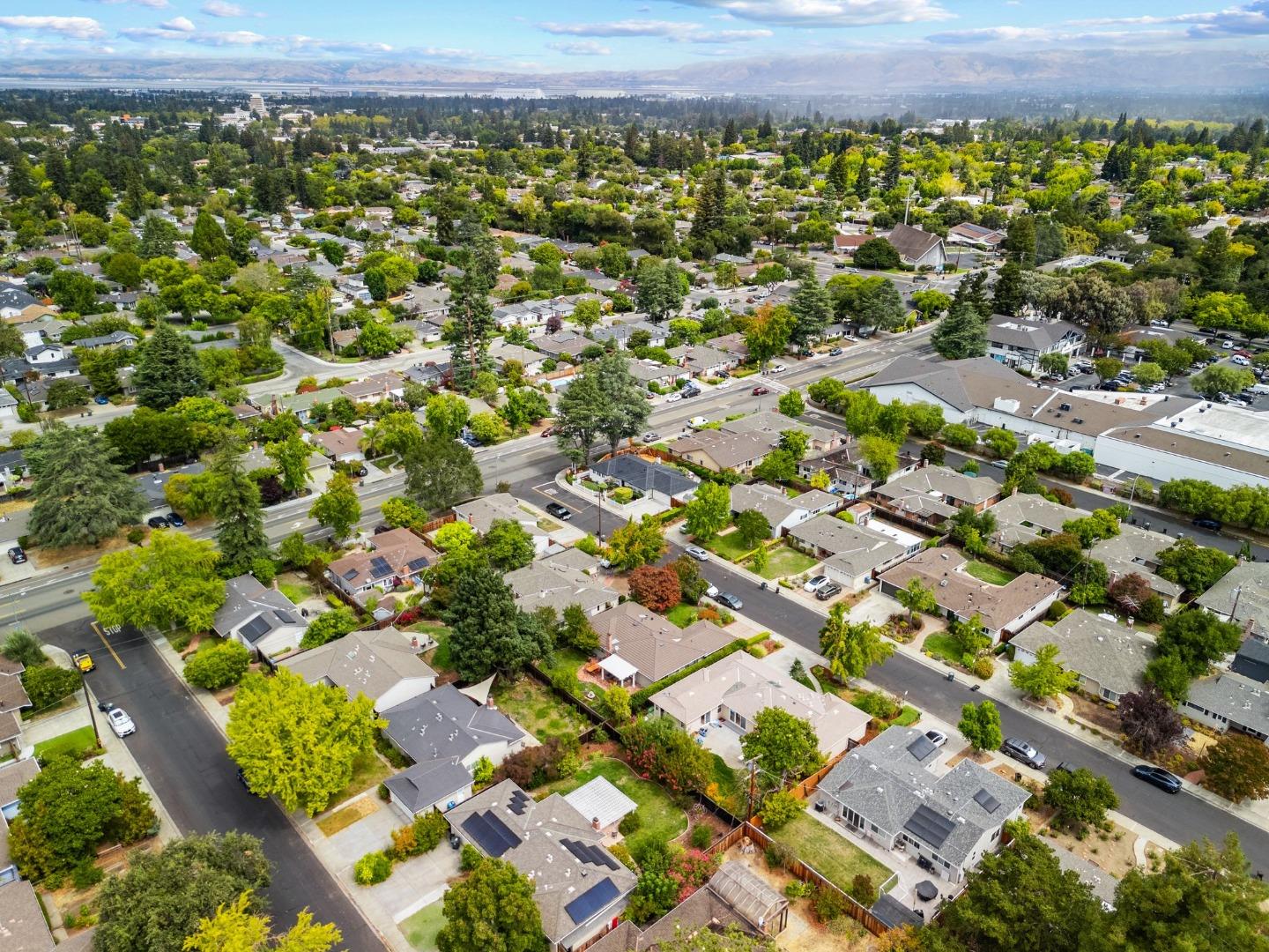 Detail Gallery Image 33 of 34 For 1709 Peartree Ln, Mountain View,  CA 94040 - 4 Beds | 3 Baths
