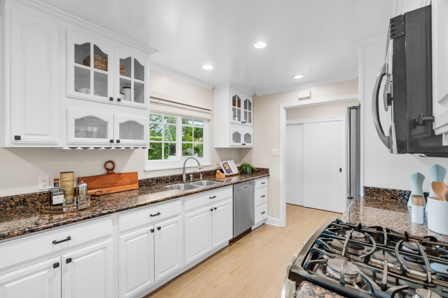 Detail Gallery Image 9 of 34 For 1709 Peartree Ln, Mountain View,  CA 94040 - 4 Beds | 3 Baths