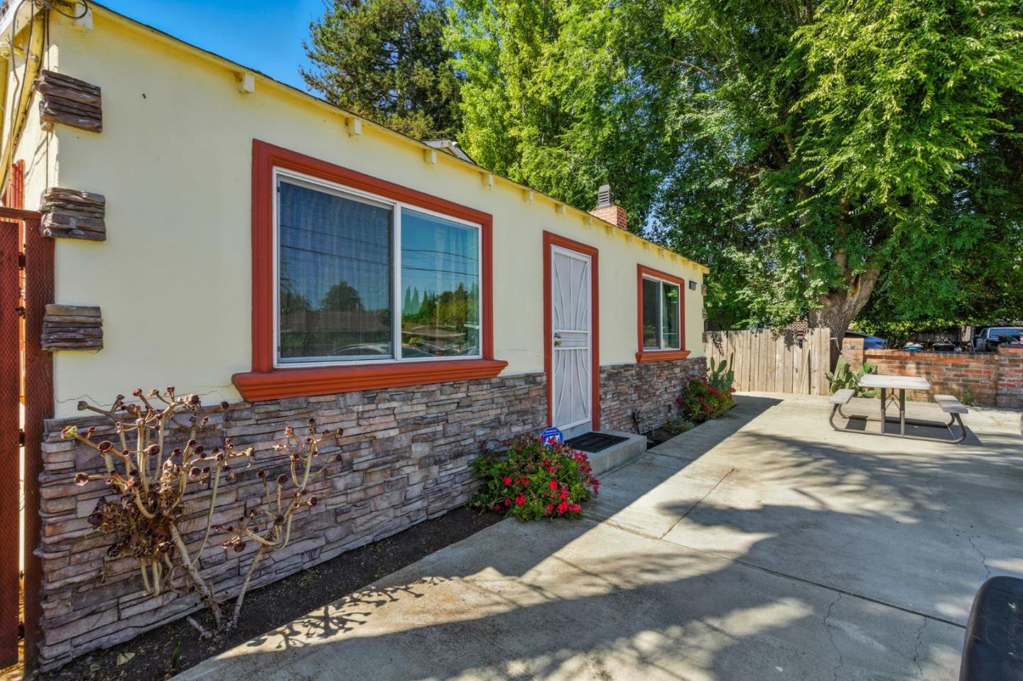 Detail Gallery Image 23 of 29 For 2273 Dumbarton Ave, East Palo Alto,  CA 94303 - 4 Beds | 2 Baths