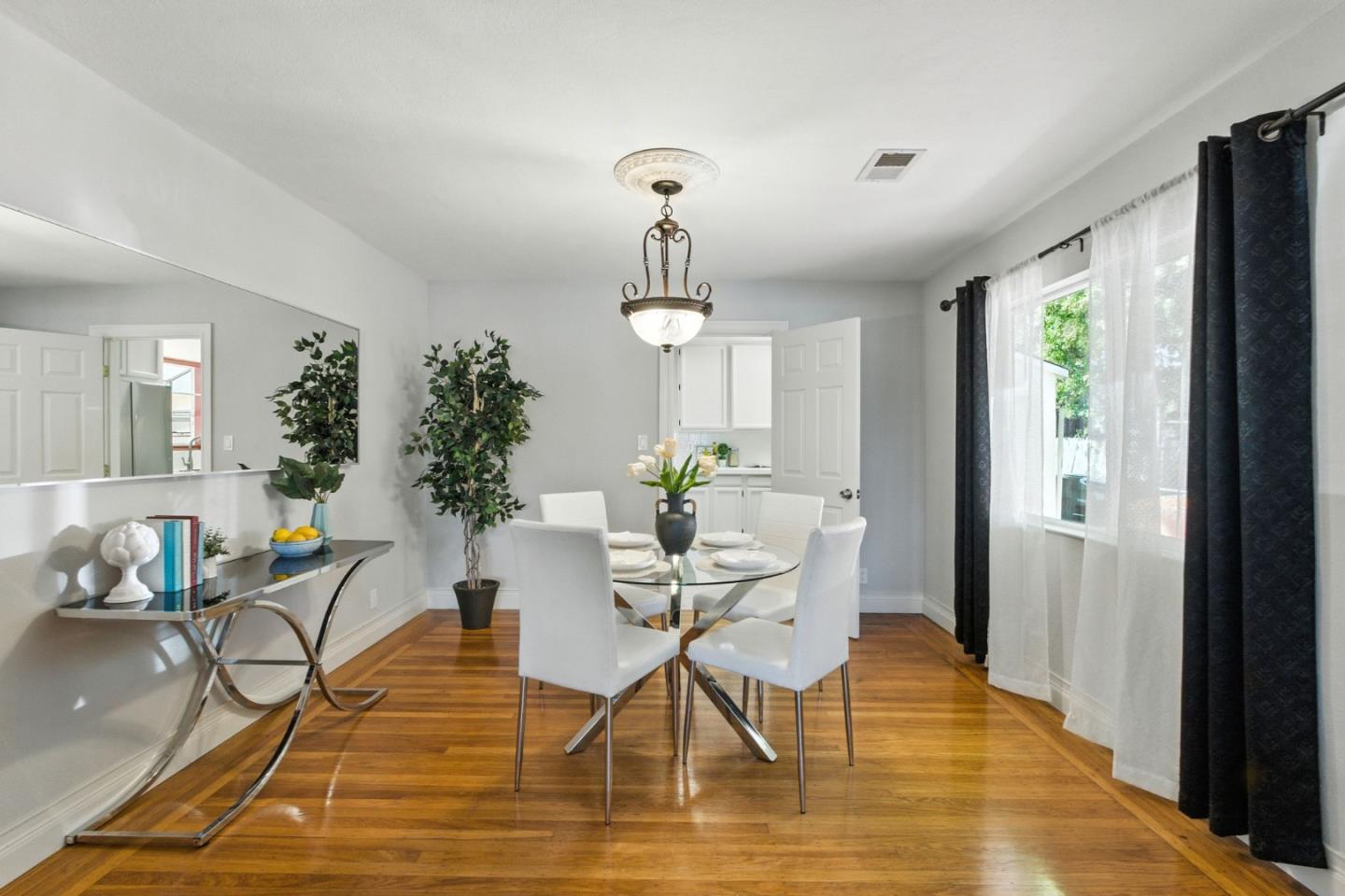 Detail Gallery Image 4 of 29 For 2273 Dumbarton Ave, East Palo Alto,  CA 94303 - 4 Beds | 2 Baths