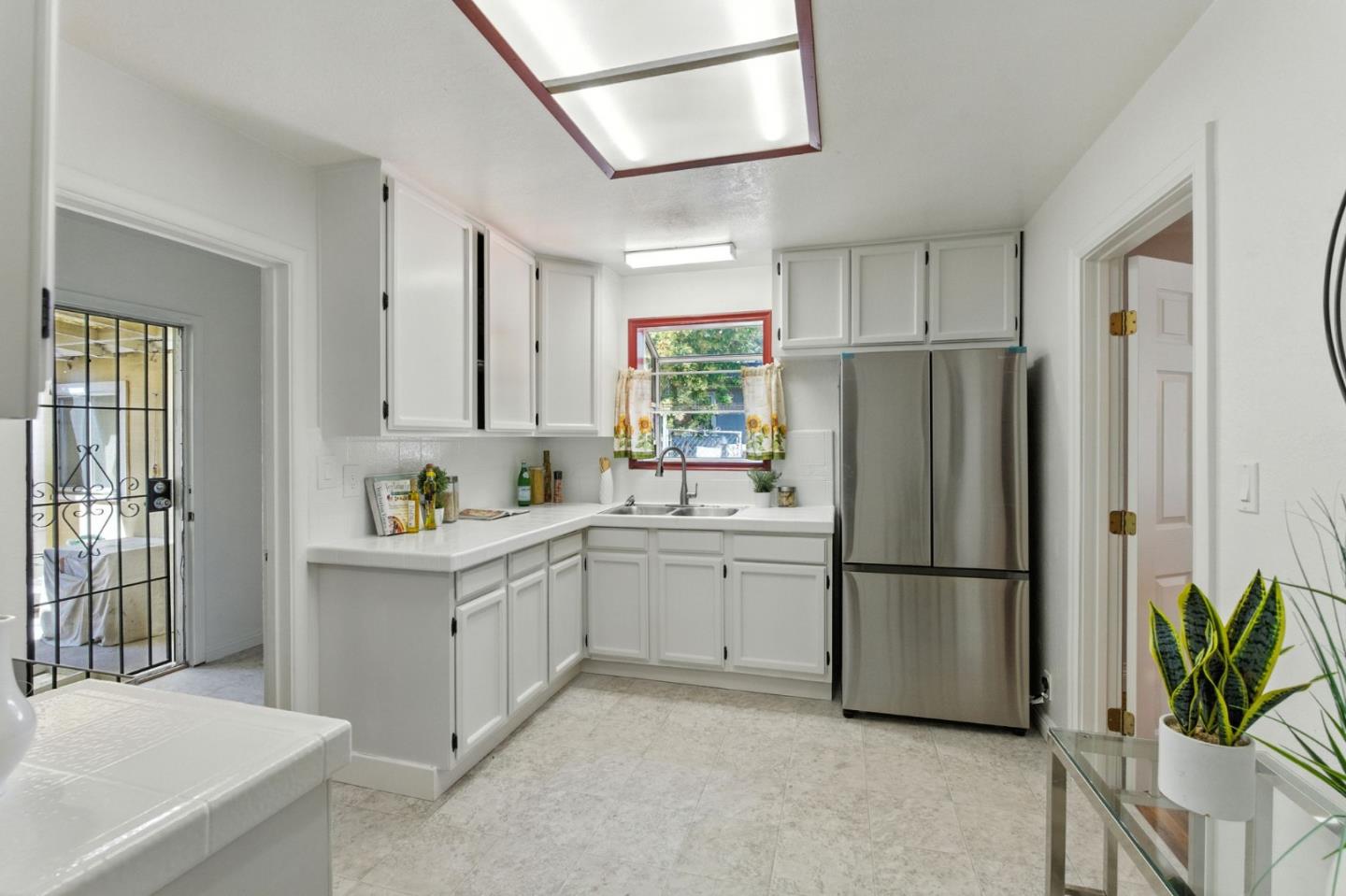 Detail Gallery Image 5 of 29 For 2273 Dumbarton Ave, East Palo Alto,  CA 94303 - 4 Beds | 2 Baths