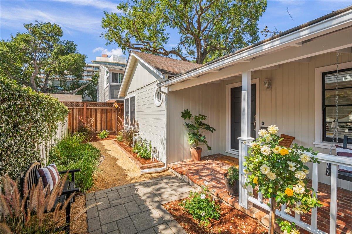 Detail Gallery Image 3 of 25 For 637 Channing Ave, Palo Alto,  CA 94301 - 2 Beds | 2 Baths