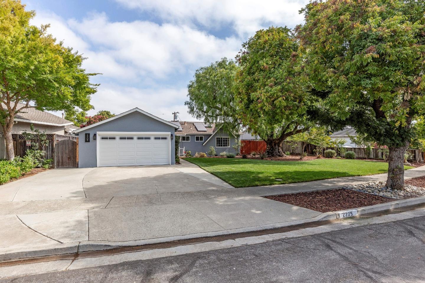 Detail Gallery Image 3 of 31 For 2209 Casa Mia Dr, San Jose,  CA 95124 - 4 Beds | 3 Baths