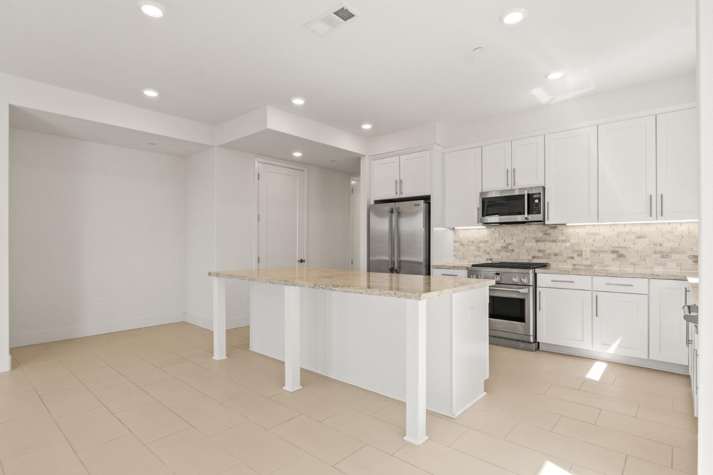 Detail Gallery Image 8 of 51 For 718 Eppleton Ln #303,  Foster City,  CA 94404 - 3 Beds | 2 Baths
