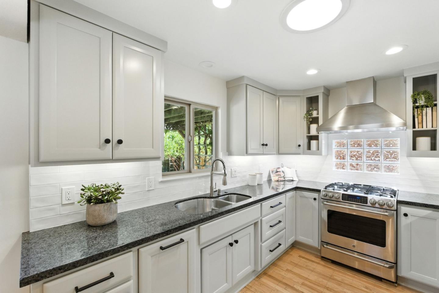 Detail Gallery Image 12 of 29 For 792 Bond Way, Mountain View,  CA 94040 - 3 Beds | 1 Baths