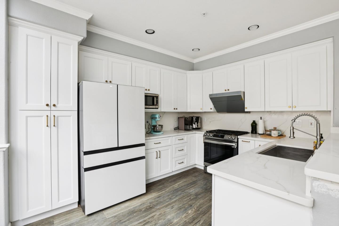 Detail Gallery Image 7 of 35 For 1172 La Rochelle Ter #B,  Sunnyvale,  CA 94089 - 3 Beds | 2/1 Baths